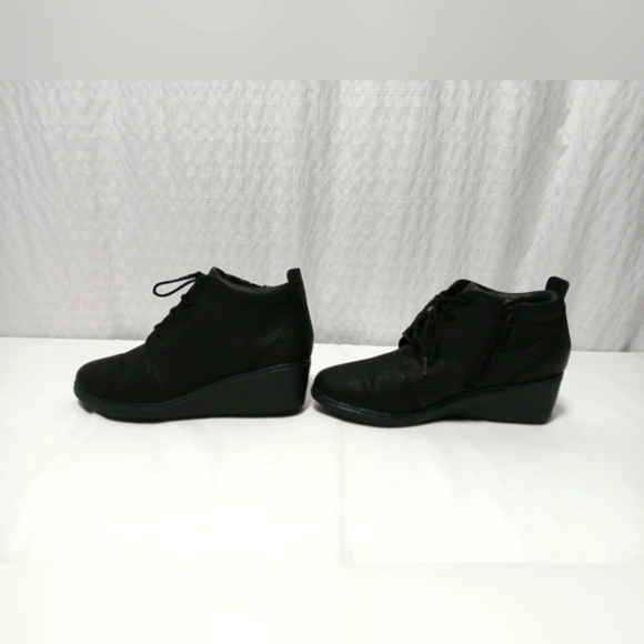 Ladies CLARKS Unstructured Wedge Side Zip Slip On Boots. Size 6.5 - Picture 4 of 8